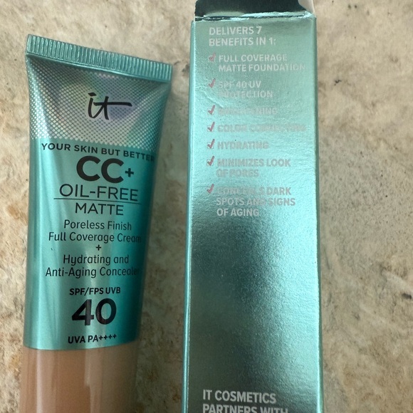 IT Cosmetics CC+ Oil-Free Matte Foundation with SPF 40- Shade: LIGHT - Picture 4 of 4